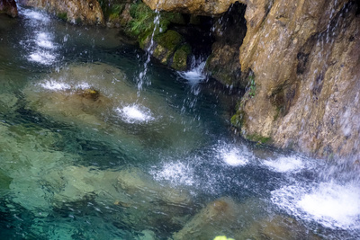 Blaugrünes Wasserspiel