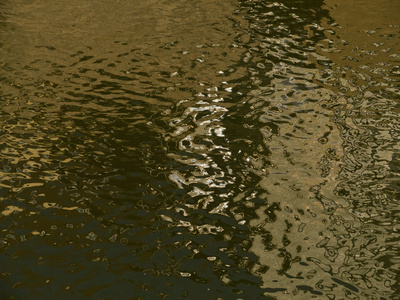 Licht und Schatten auf dem Wasser