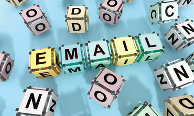 Email in Buchstaben-Kästchen