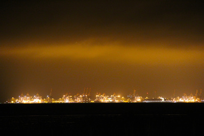 Hafenanlagen bei Nacht