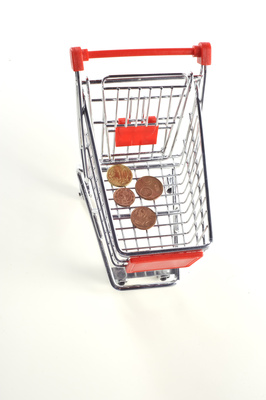 Einkaufswagen mit münzen