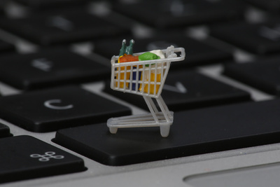 Mini-Einkaufswagen auf der Tastatur