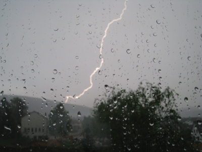 Gewitter mit Blitz und Regen durchs Fenster betrachtet