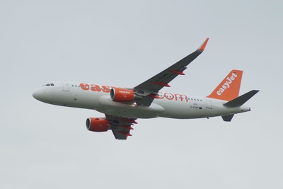 Airbus A320-214- EasyJet beim Überflug