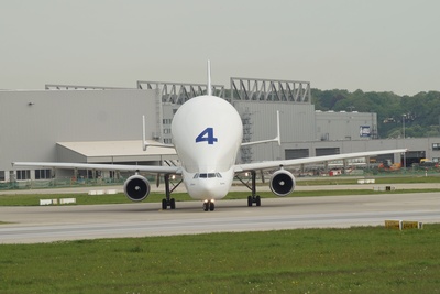 Airbus A 300-600 ST Beluga rollt zum Start 2