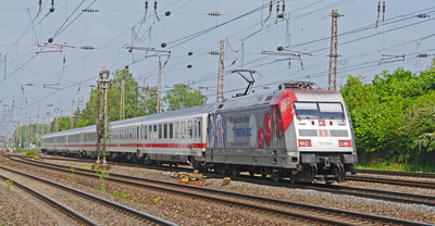 Intercity-Zug mit "Hertha BSC-Lok"