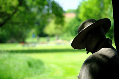 Der Mann im Park mit Hut