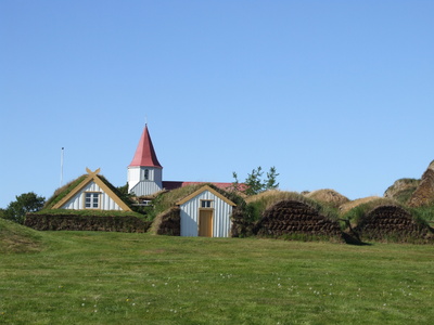 Idyllisches Haus auf Island mit begrüntem Dach.