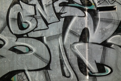 Graffiti auf Brückenpfeiler schwarz-weiß