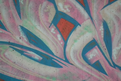 Graffiti auf Brückenpfeiler in Pastelltönen