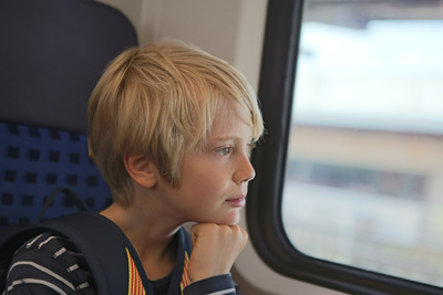 Junge im Zug
