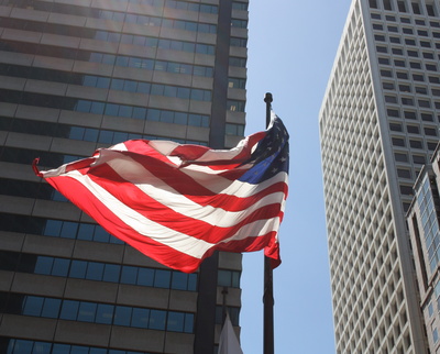 US-amerikanische Flagge vor Hochhaus