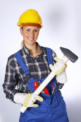 Bauarbeiterin mit Hammer