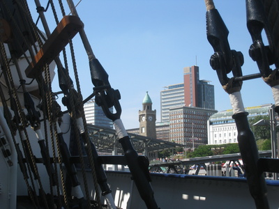 Blick von der Gorch Fock auf die Landungsbrücken /Hamburg