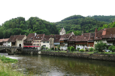 Städtchenansicht von St-Ursanne am Jurafluss Doubs