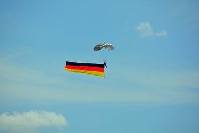 Fallschirmspringer mit D-Fahne