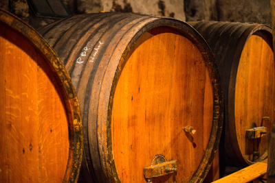 Holz-Weinfässer im Winzer-Keller