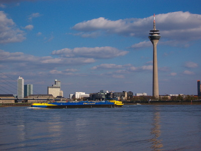 Düsseldorf - Rheinturm mit Hafen