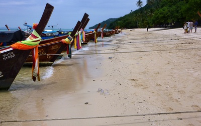 Boote am Strand von Koh Phi Phi