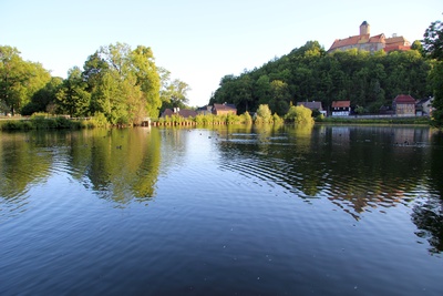 Burg Schönfels mit Dorfteich