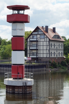 Leuchtturm am Mühlenwehr - steht auf einem Sockel in der Havel