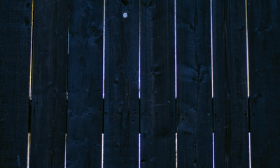 dunkle Holzwand mit Hintergrundlicht