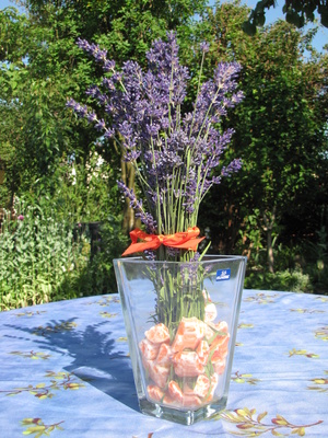 Sommerliche Dekoration mit Lavendel