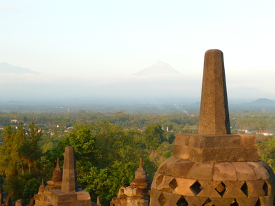 Borobudur mit verschleiertem Vulkan