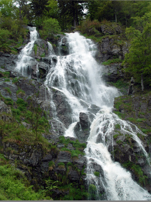 Spritziger Wasserfall