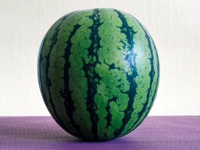 Kleine Melone mit hellem Hintergrund