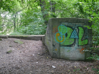 Bunkereingang mit Graffiti