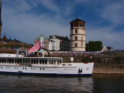 Altstadtufer Düsseldorf mit Schlossturm und Flusskreuzfahrtschiff