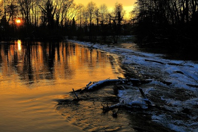 Winterlicher Sonnenuntergang an der Rur