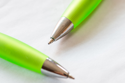 Zwei Kugelschreiber grün