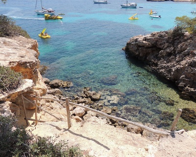 Kleine Bucht auf Ibiza