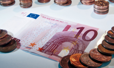 10 Euro-Schein mit einigen Cent-Münzen
