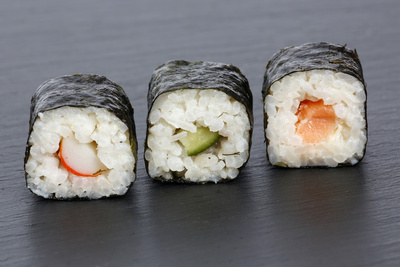 Sushi auf Steinplatte