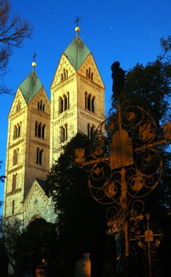 Kirche St. Peter in Straubing bei Nacht