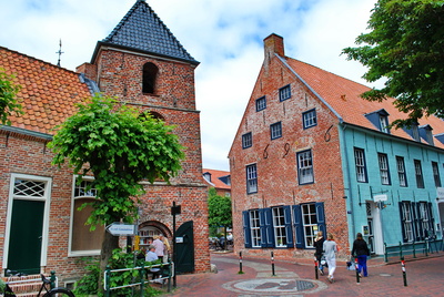 Glockenturm und Haus von 1696 in Greetsiel