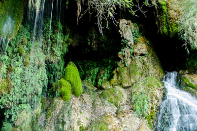 Höhle am Wasserfall