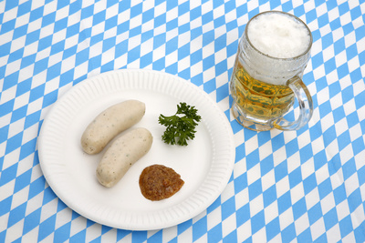 Weißwürste und Bier zum Oktoberfest