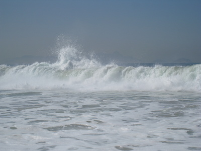 an der Copacabana tobende Wellen, aber kein Unwetter