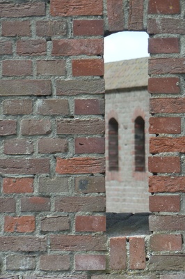 Ziegelmauer mit Durchblick