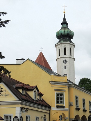 Blick zur Pfarrkirche Grinzing