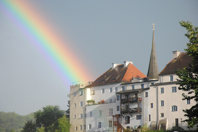 Regenbogen über der Burg von Wasserburg am Inn