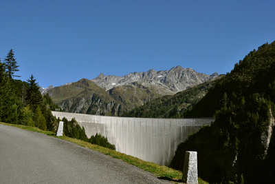 Luzzone-Staumauer mit Kletterroute