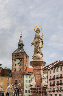 Marienbrunnen mit Schmalzturm Marienbrunnen mit Schmalzturm