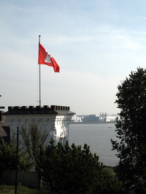 Am Turm weht die Flagge von Hamburg