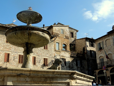 Brunnen auf dem Marktplatz Piazza del Comune