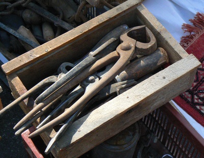 Altes Werkzeug auf dem Trödelmarkt